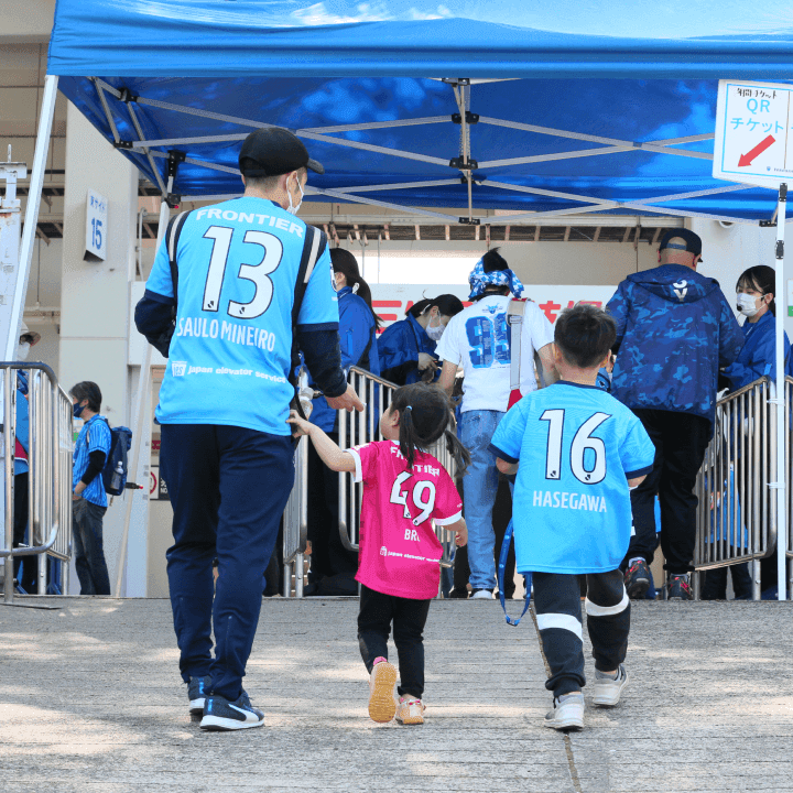 横浜FCには魅力的な選手がたくさん所属しています!プレースタイルや雰囲気など直感で推しを見つけたり、年齢が近い選手や出身地が同じ、趣味が同じなどきっかけはなんでもいいんです!オフィシャルクラブマスコット「フリ丸」を推すのもOK◎推しを見つけたら、SNSをフォローしたり、グッズを買ったりして選手をあと押ししてください!