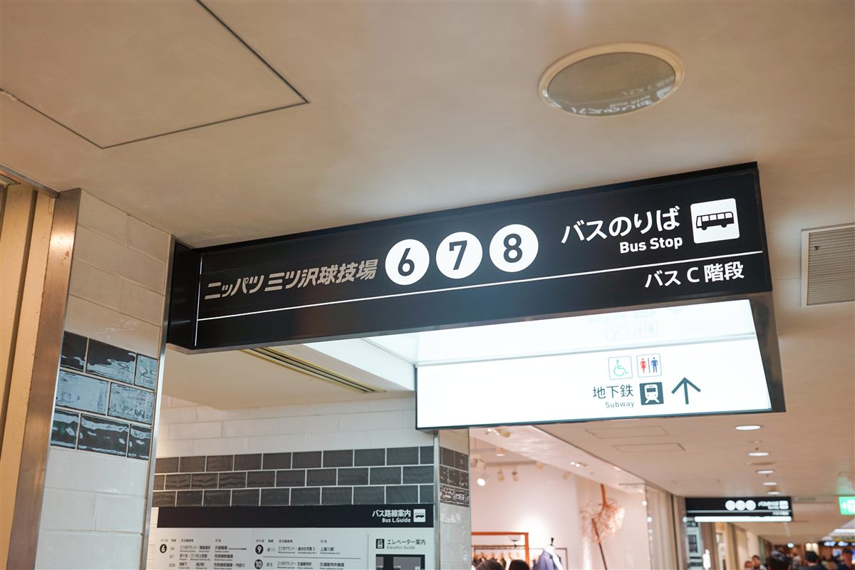各のりばへつながる階段